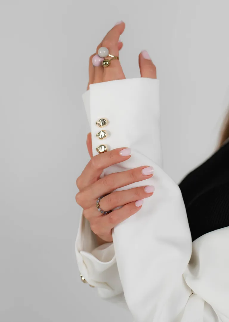 Zbliżenie dłoni z precyzyjnym, naturalnym wykończeniem paznokci